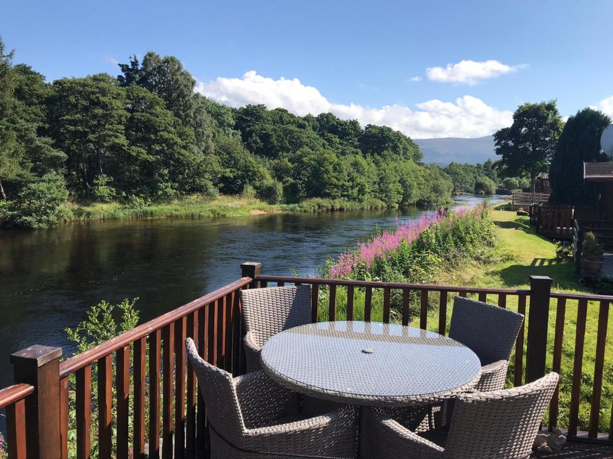 Riverbank Lodge 애비모어 외부 사진